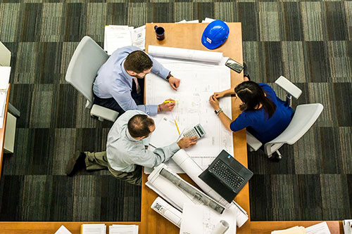 collaborateurs autour d'une table